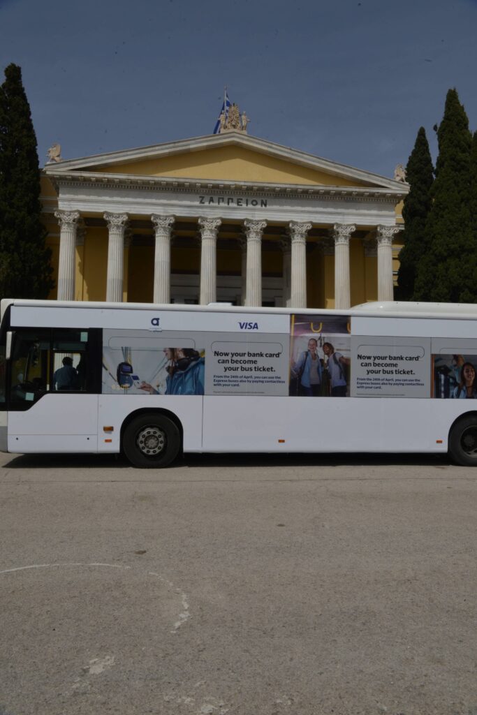 Ανέπαφες πληρωμές με τραπεζική κάρτα στα λεωφορεία Express του αεροδρομίου – Έως τέλος του 2024 και σε λεωφορεία, τρόλεϊ, μετρό, τραμ