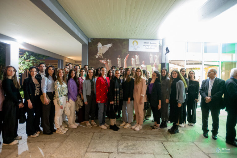 Η Άρτεμις Ιγνατίου με τις ιέρειες στα εγκαίνια της έκθεσης στο δημαρχείο Ολυμπίας