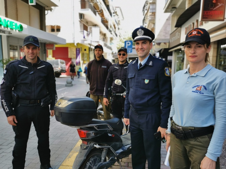 Τρίκαλα: Ενημέρωση και έλεγχος σε δικυκλιστές από Τροχαία και Δημοτική Αστυνομία