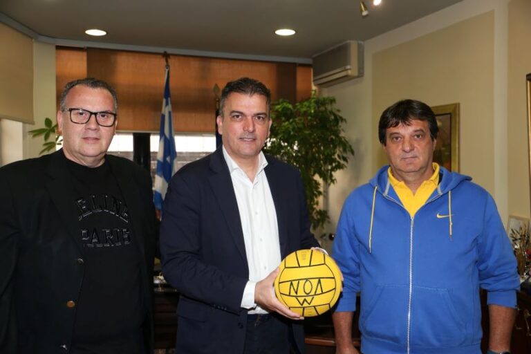 Επίσκεψη εκπροσώπων του Ναυτικού Ομίλου Λάρισας στον δήμαρχο Θ. Μαμάκο