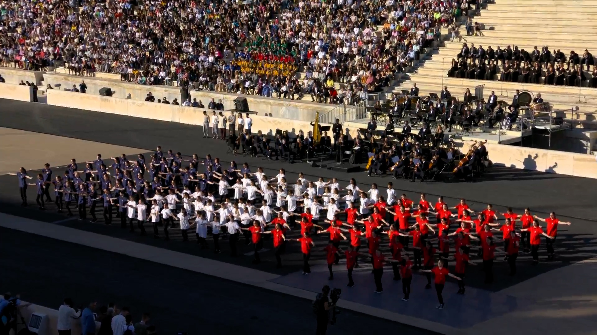 Βίντεο: «Danse des Jeux by Mourad Merzouki» με συμμετοχή 150 μαθητών από Ελληνόγαλλικό Σχολείο»