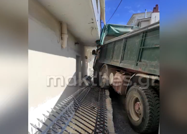 Θεσσαλονίκη: Φορτηγό έπεσε πάνω σε σπίτι στην Πολίχνη