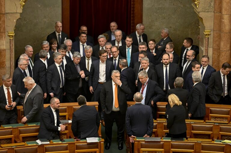 Ουγγαρία: Με διατάγματα για ακόμη έξη μήνες θα μπορεί να κυβερνά ο Β. Όρμπαν – Ψηφίστηκε η παράταση για κατάσταση έκτακτης ανάγκης    