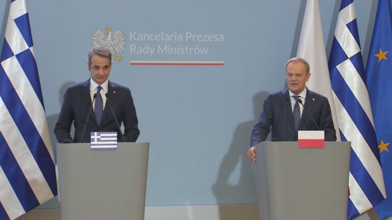 Ντ. Τουσκ – Κ. Μητσοτάκης: Στενή συνεργασία για το μεταναστευτικό – Το «ευχαριστώ» για τη βοήθεια των Πολωνών πυροσβεστών
