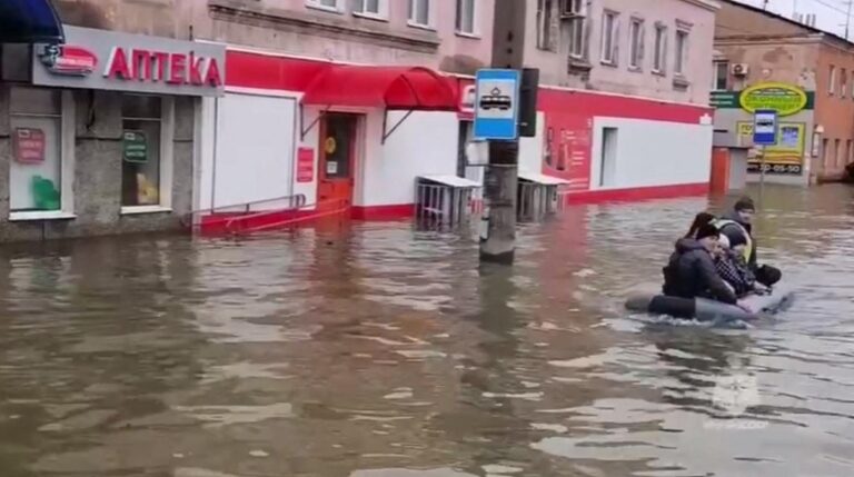 Ρωσία: Δεκάδες χιλιάδες κινδυνεύουν από τις πλημμύρες που πλήττουν τη νότια χώρα  
