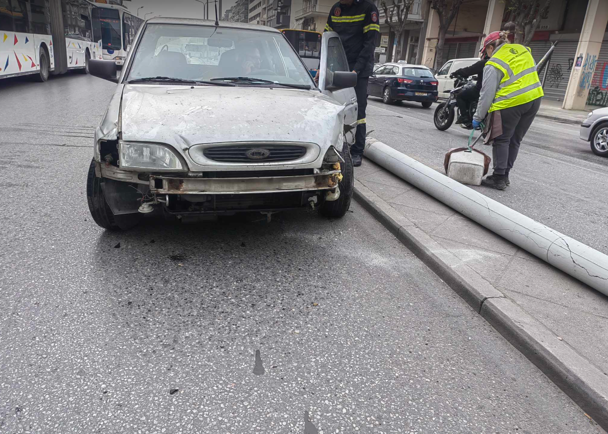 Θεσσαλονίκη: ΙΧ έπεσε σε κολώνα-Καλά στην υγεία του ο οδηγός