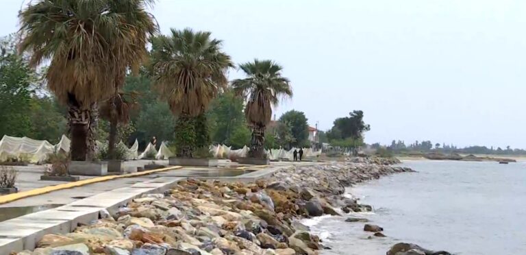 Χαλκιδική: Καταστροφές στον κεντρικό παραθαλάσσιο δρόμο της Νέας Ηράκλειας λόγω διάβρωσης του εδάφους από τη θάλασσα