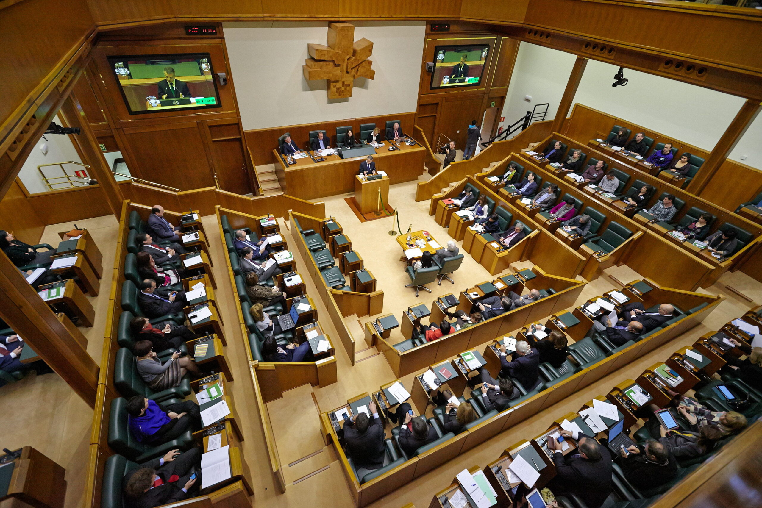 Ισπανία: Διαπραγματεύσεις για την περιφερειακή εξουσία μεταξύ των δύο μεγάλων κομμάτων στο Βασκικό κοινοβούλιο