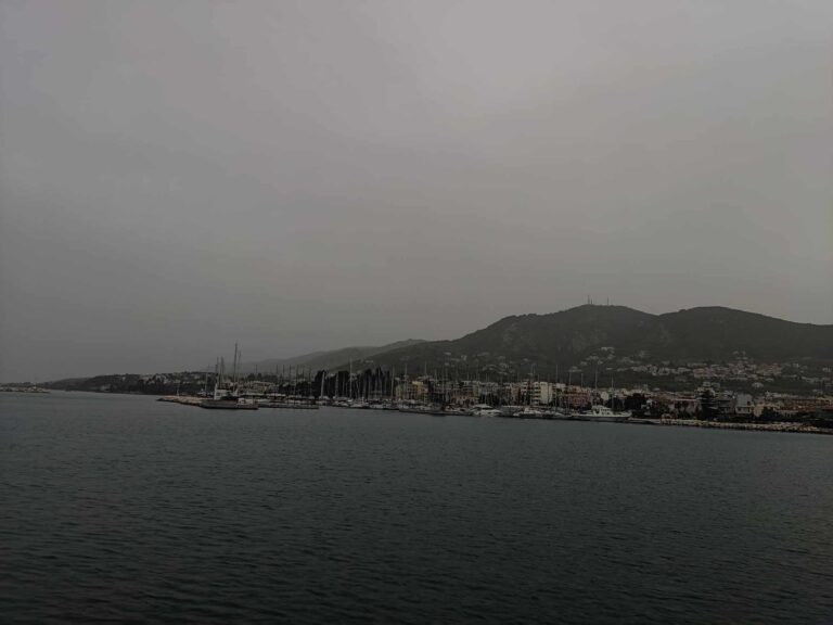 Αποπνικτική και σήμερα η ατμόσφαιρα στη Λέσβο λόγω της αφρικανικής σκόνης