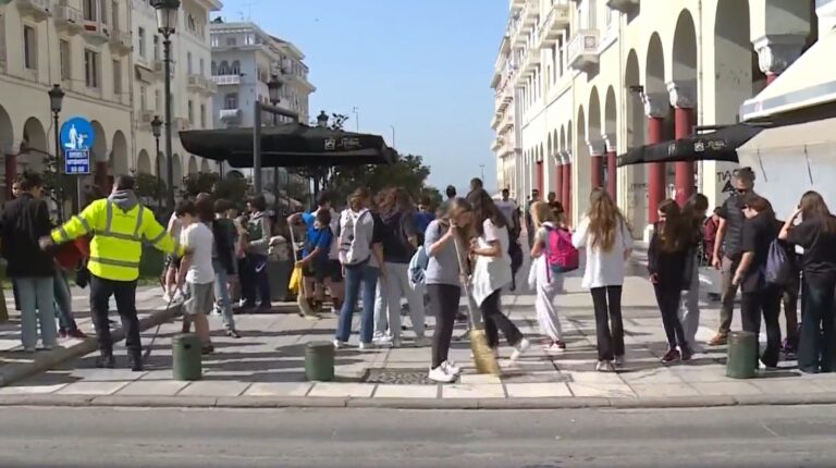 Θεσσαλονίκη: Πήραν σκούπα και φαράσι και καθάρισαν την πλατεία Αριστοτέλους
