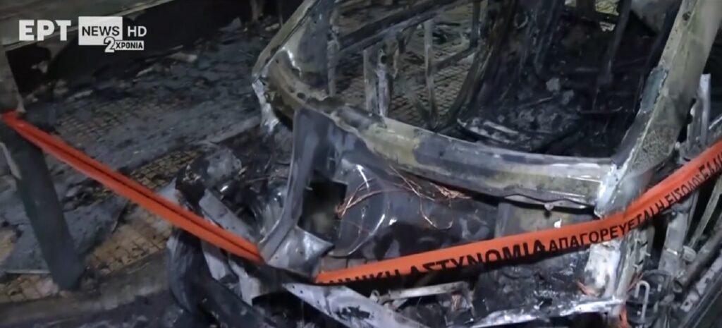 Εμπρησμός δύο ΙΧ αυτοκινήτων στο κέντρο της Αθήνας  – Υλικές ζημιές