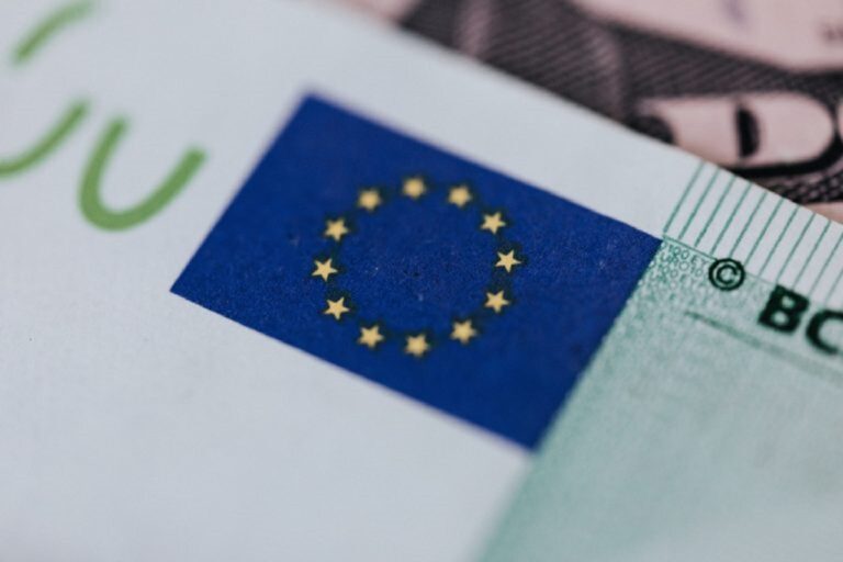 Politico: Έρευνα για τον τρόπο που κατανεμήθηκαν κονδύλια της ΕΕ ύψους 2,5 δισ. ευρώ σε 10 εταιρείες στην Ελλάδα