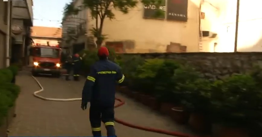 Μεγάλη πυρκαγιά σε νυχτερινό κέντρο στη Θεσσαλονίκη – Αποκλείστηκε η γύρω περιοχή