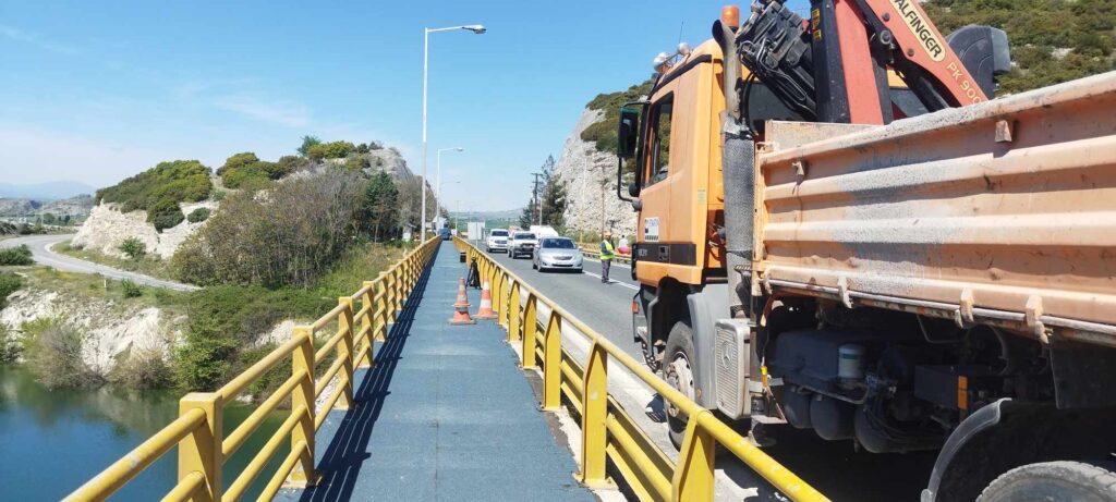 Κοζάνη: Ξεκίνησαν οι εργασίες ασφαλτόστρωσης στη γέφυρα Σερβίων (video)