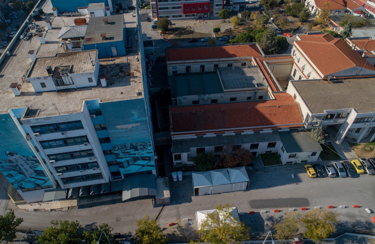 Θεσσαλονίκη: ΙΧ χτύπησε στην τζαμαρία εισόδου του Ιπποκρατείου νοσοκομείου