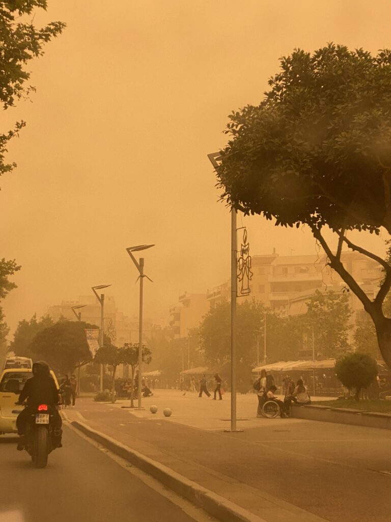 Καλαμάτα: «Κοκτέιλ» ζέστης, σκόνης και ισχυρών ανέμων – Απόκοσμες εικόνες (βίντεο)