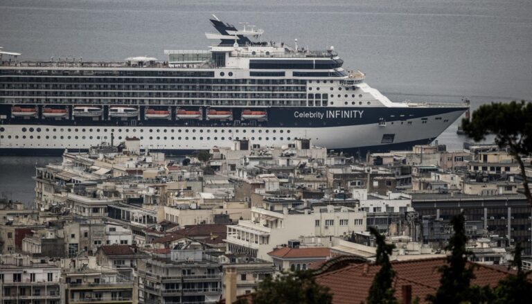 Με διανυκτέρευση το «Celebrity Infinity» στη Θεσσαλονίκη την Τρίτη – Ακύρωσε την προσέγγιση στο Βόλο λόγω μείωσης της βύθισης του πυθμένα