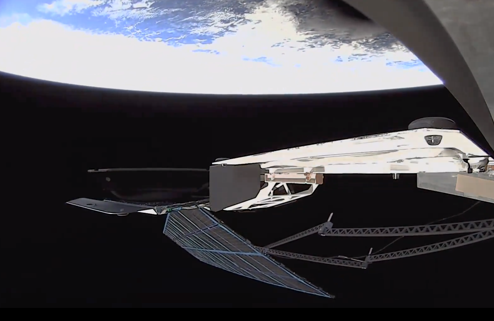 Ολική έκλειψη ηλίου: Δείτε το εντυπωσιακό βίντεο που κατέγραψε δορυφόρος του Έλον Μασκ – Ποια τα σχόλια Μπάιντεν και Τραμπ