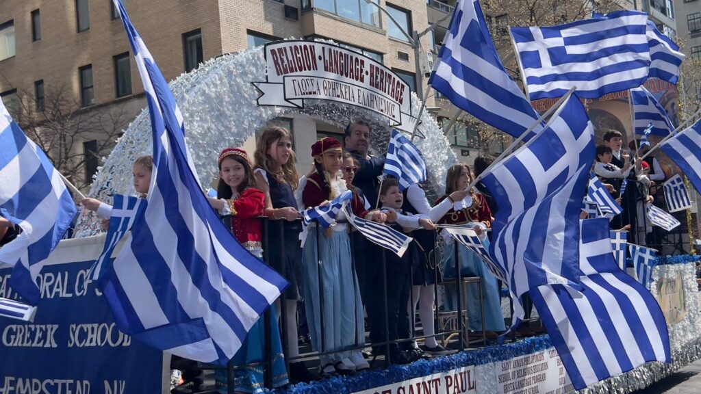 Στα γαλανόλευκα η 5η Λεωφόρος της Νέας Υόρκης