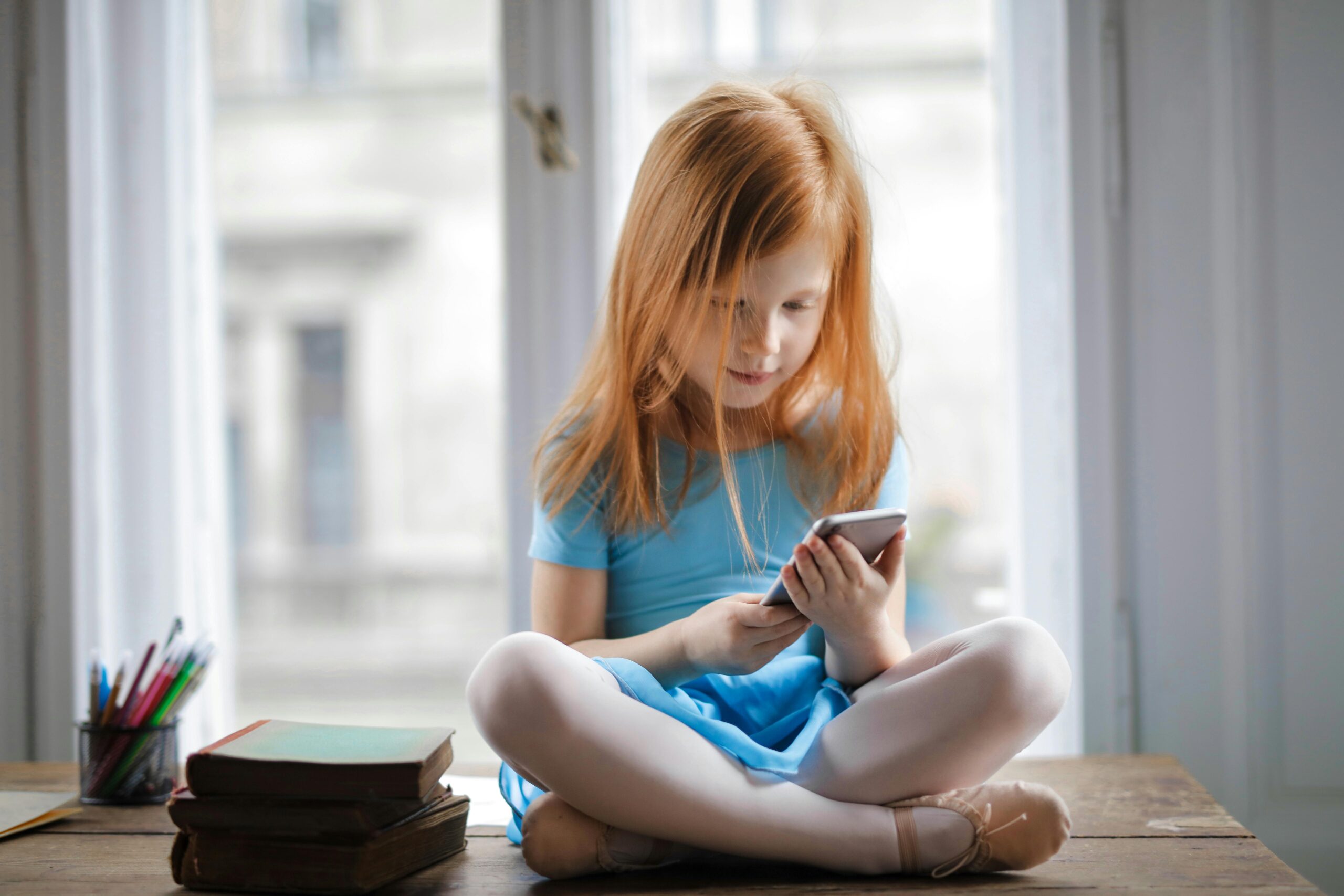 Γαλλία – Επιτροπή ειδικών: Πρέπει να περιοριστεί η χρήση smartphone και social media από παιδιά και εφήβους