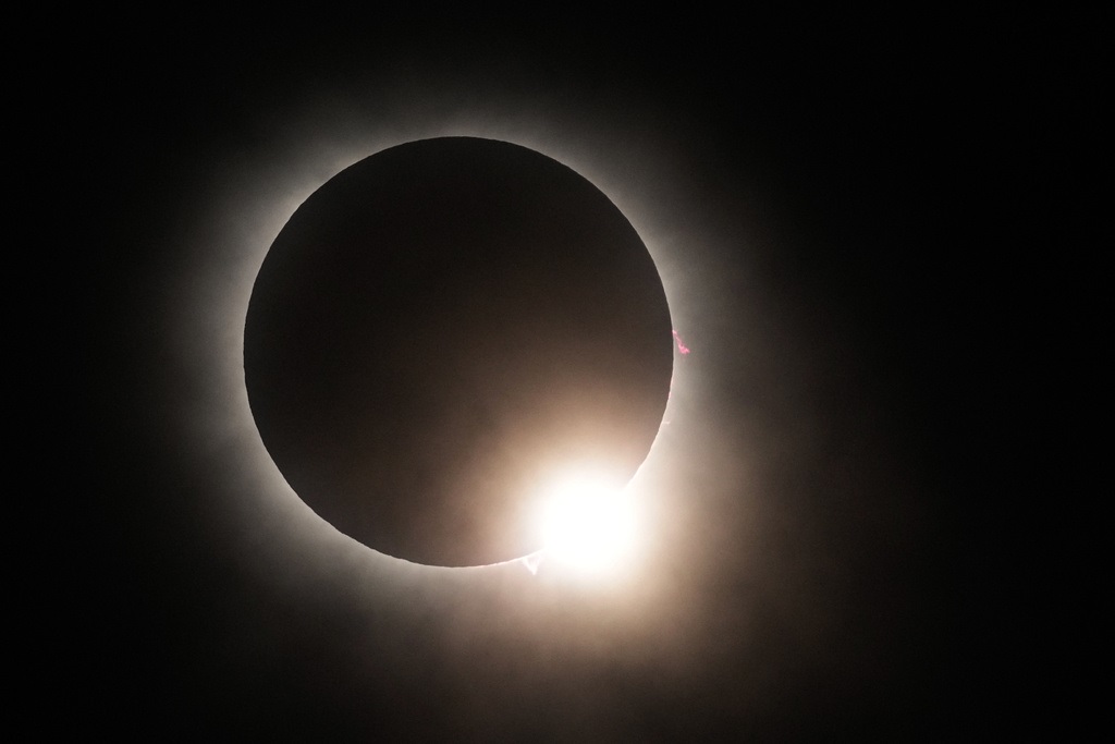 Εκατομμύρια άνθρωποι παρακολούθησαν την ολική έκλειψη Ηλίου – Εντυπωσιακές εικόνες