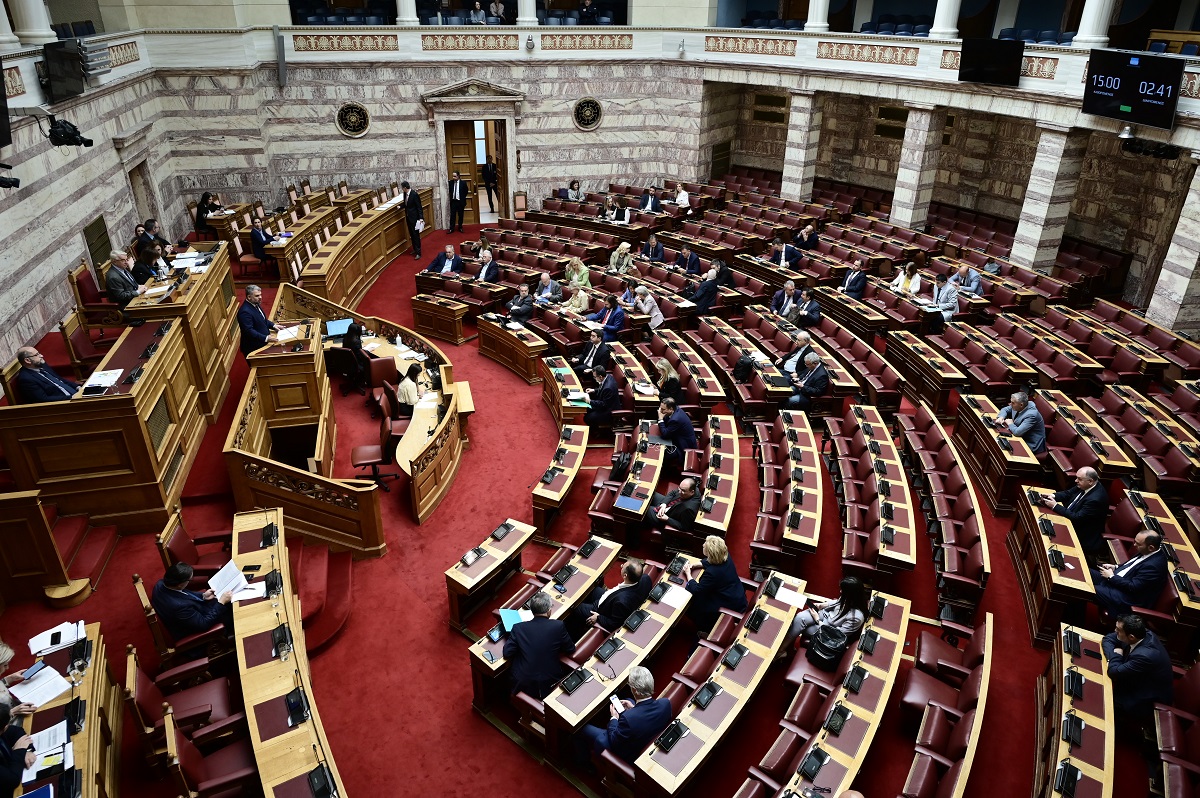 Υψηλοί οι τόνοι των πολιτικών αντιπαραθέσεων στις περιοδείες των πολιτικών αρχηγών