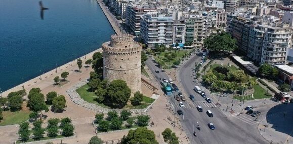 Θεσσαλονίκη: Ταυτοποιήθηκε το άτομο που έπεσε στο κενό από τον Λευκό Πύργο