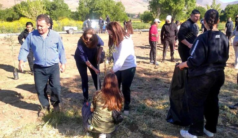 Τύρναβος: Φύτεψαν 57 δένδρα στη μνήμη των  θυμάτων των Τεμπών