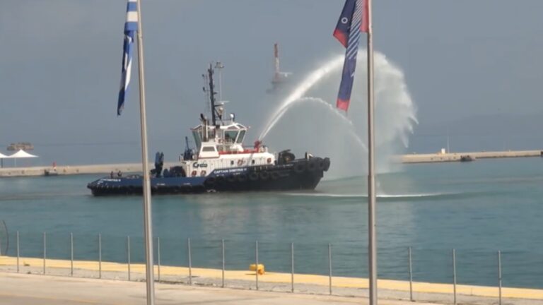 Κέρκυρα: Ρυμουλκό-πυροσβεστικό πλοιάριο στο λιμάνι τους θερινούς μήνες