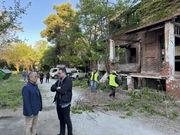 Θεσσαλονίκη: Επιχείρηση καθαρισμού του «Κόκκινου Πύργου» στη Βασιλίσσης ‘Ολγας