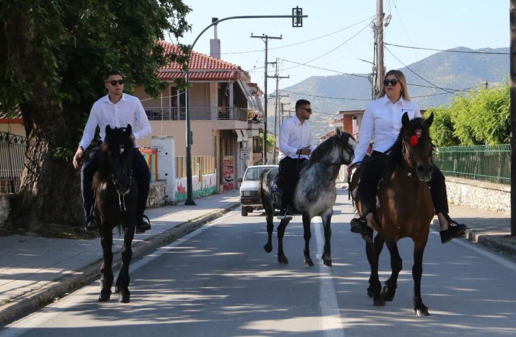 Με άλογα η περιφορά της εικόνας του Αγίου Γεωργίου στους Γόννους του Δήμου Τεμπών