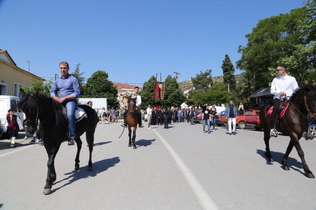 Με άλογα η περιφορά της εικόνας του Αγίου Γεωργίου στους Γόννους του Δήμου Τεμπών