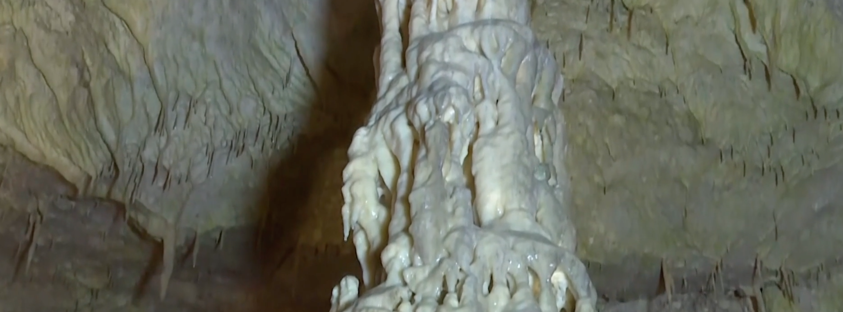 Σπήλαιο Περάματος: Ένα θαύμα της φύσης με εκθαμβωτικούς σχηματισμούς από σταλακτίτες και σταλαγμίτες