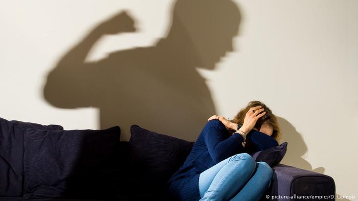 Θύμα ενδοοικογενειακής βίας στο ΕΡΤNews: «Με χτύπαγε σε μέρη που δεν φαίνονταν σημάδια» – 2.749 περιστατικά το πρώτο 3μηνο του 2024