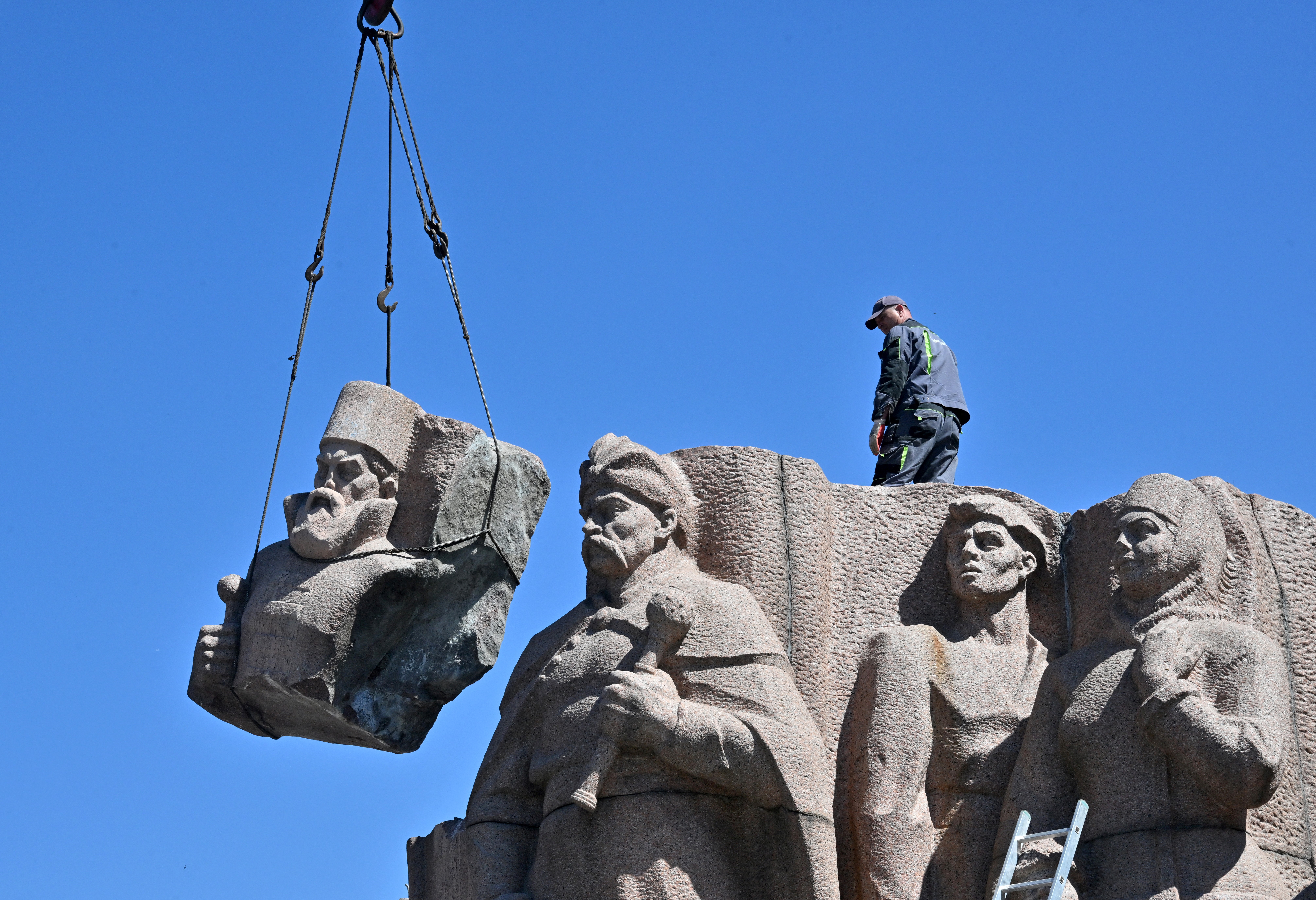 Ουκρανία: Το Κίεβο διαλύει μνημείο της σοβιετικής εποχής που υμνούσε τη φιλία με τη Ρωσία