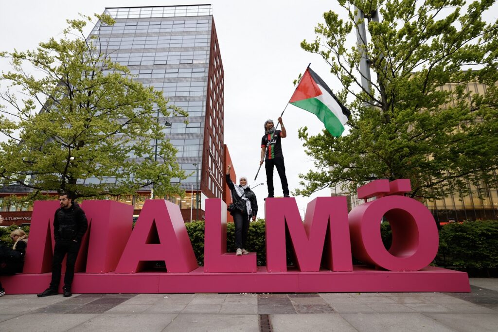 Eurovision: Συγκεντρώσεις φιλοπαλαιστίνιων και κάποιων φιλοϊσραηλινών διαδηλωτών στο Μάλμε – Τι είπε ο Νετανιάχου για τη συμμετοχή του Ισραήλ