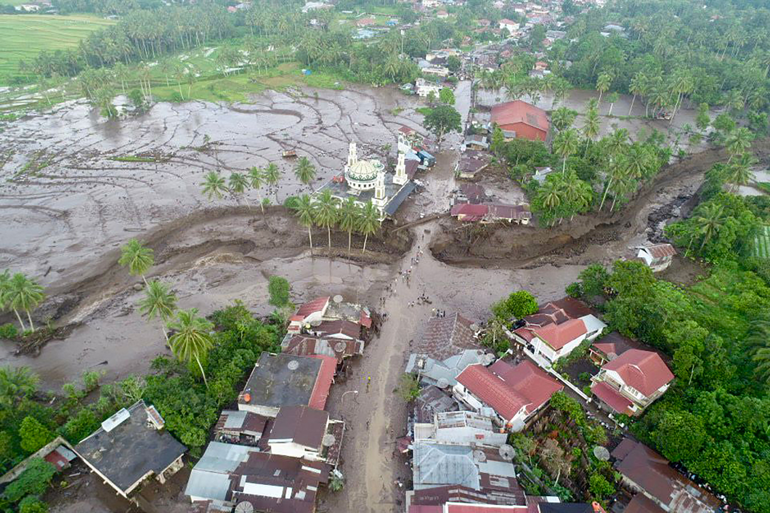 Ινδονησία: Τουλάχιστον 50 νεκροί και 27 αγνοούμενοι από τις πλημμύρες και τις κατολισθήσεις