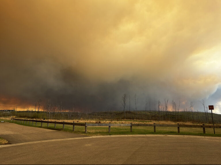 Καναδάς: Η βροχή επιβράδυνε την πορεία της πυρκαγιάς στην πετρελαιοπαραγωγική πόλη Φορτ Μακμέρι
