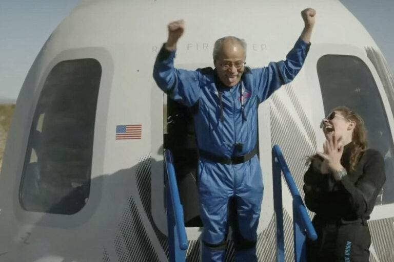 Η Blue Origin έστειλε στο Διάστημα τον γηραιότερο άνθρωπο