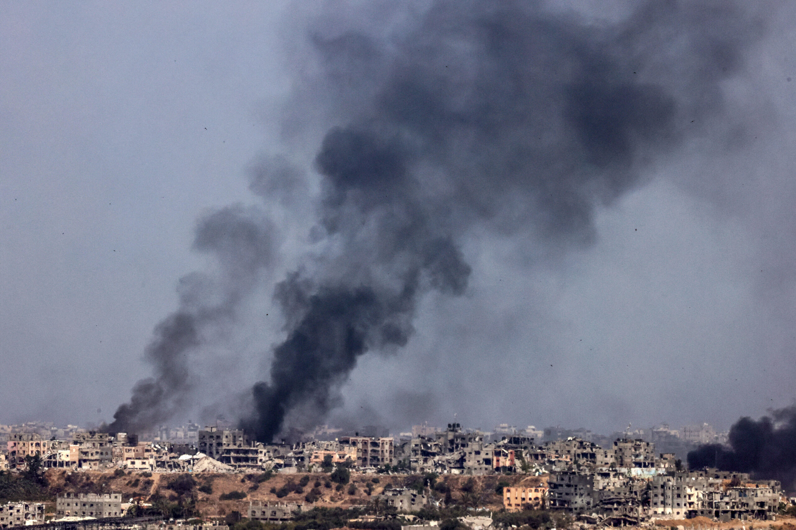 Διχασμένη η Δύση για το ένταλμα σύλληψης του Νετανιάχου – Βομβαρδισμοί και θρήνος στη Γάζα