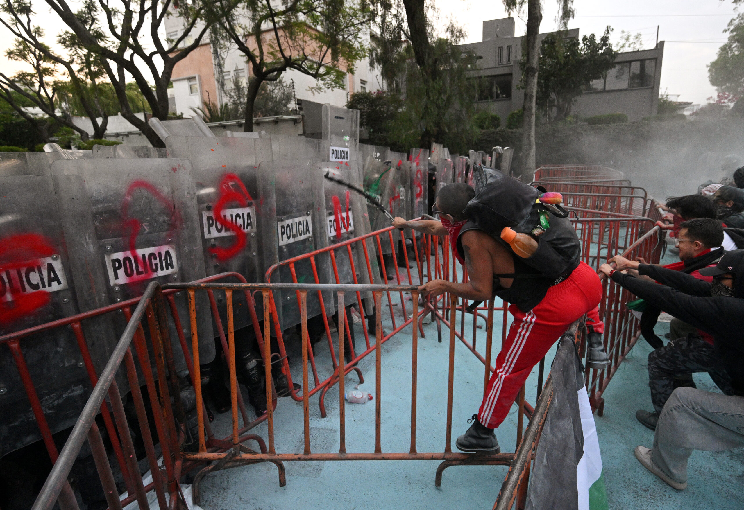 Επεισόδια διαδηλωτών – αστυνομίας κοντά στην πρεσβεία του Ισραήλ στο Μεξικό