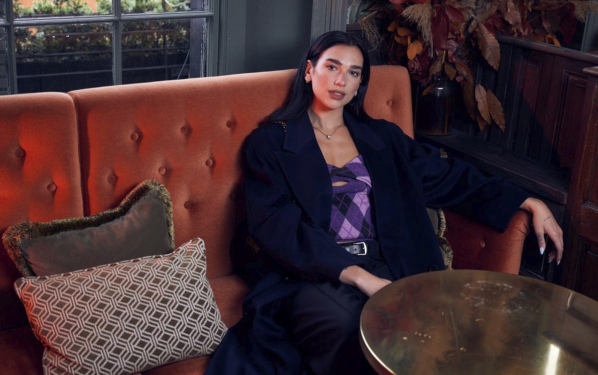 H Dua Lipa… γυρίζει και πληρώνει