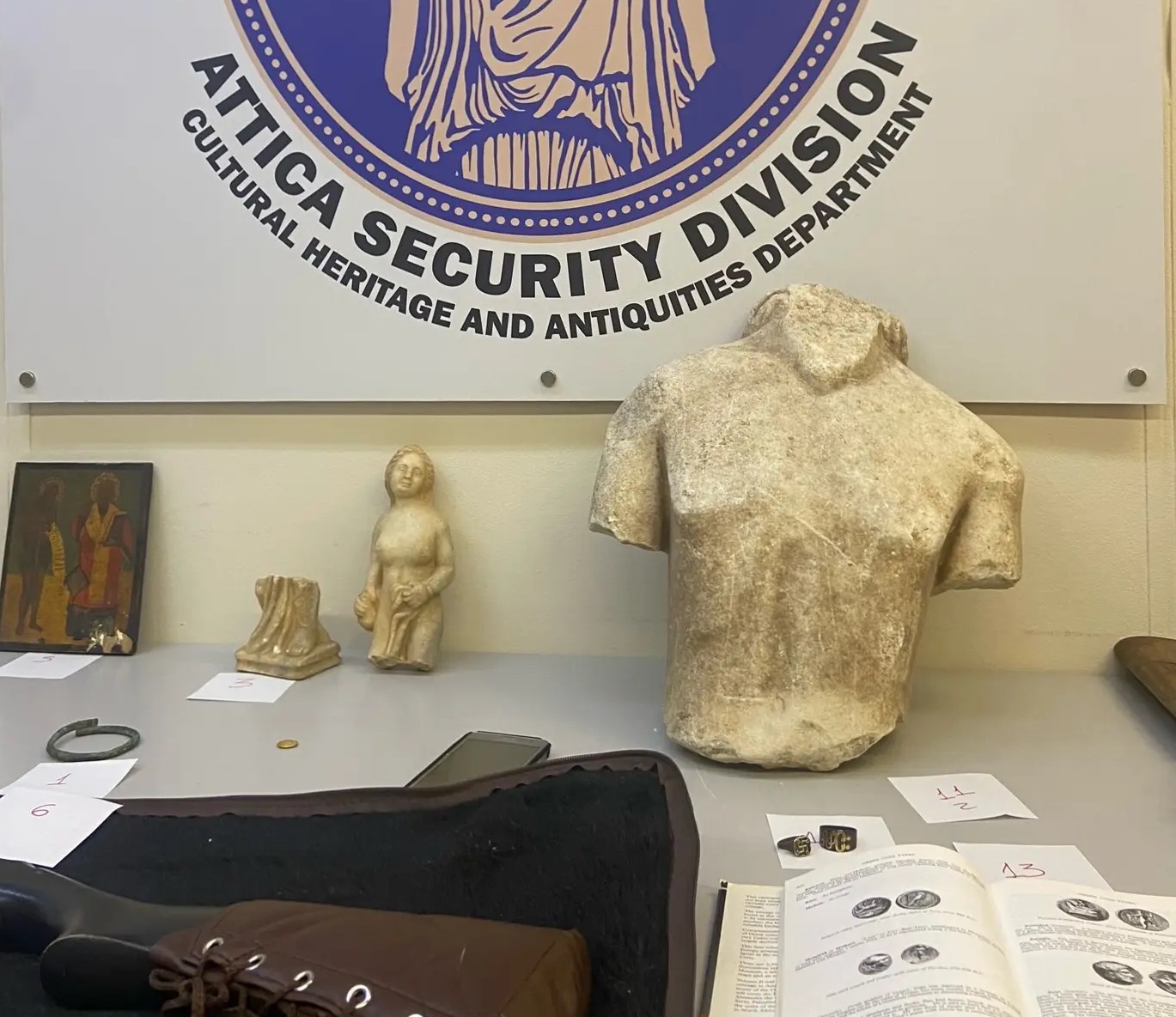 Μεγάλη επιχείρηση για τη σύλληψη αρχαιοκάπηλων: Αστυνομικός υποδύθηκε τον αγοραστή – Σπάνιο χρυσό νόμισμα και Κούρος στην κατοχή τους
