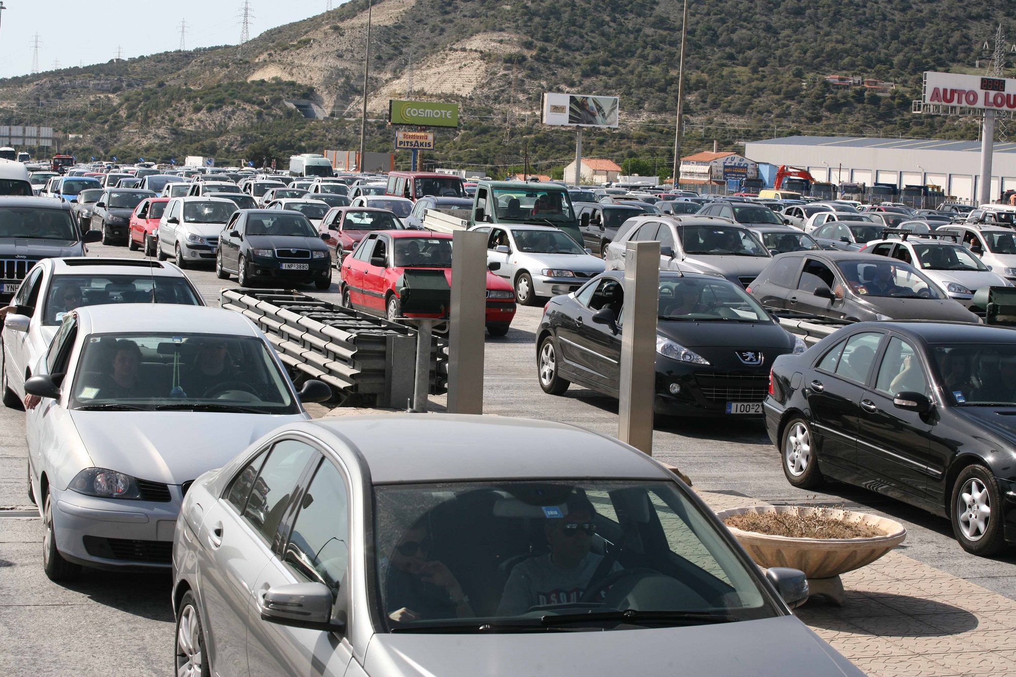 Σε εξέλιξη η επιστροφή των εκδρομέων του Πάσχα ― Αυξημένη η κίνηση στην Αθηνών-Κορίνθου