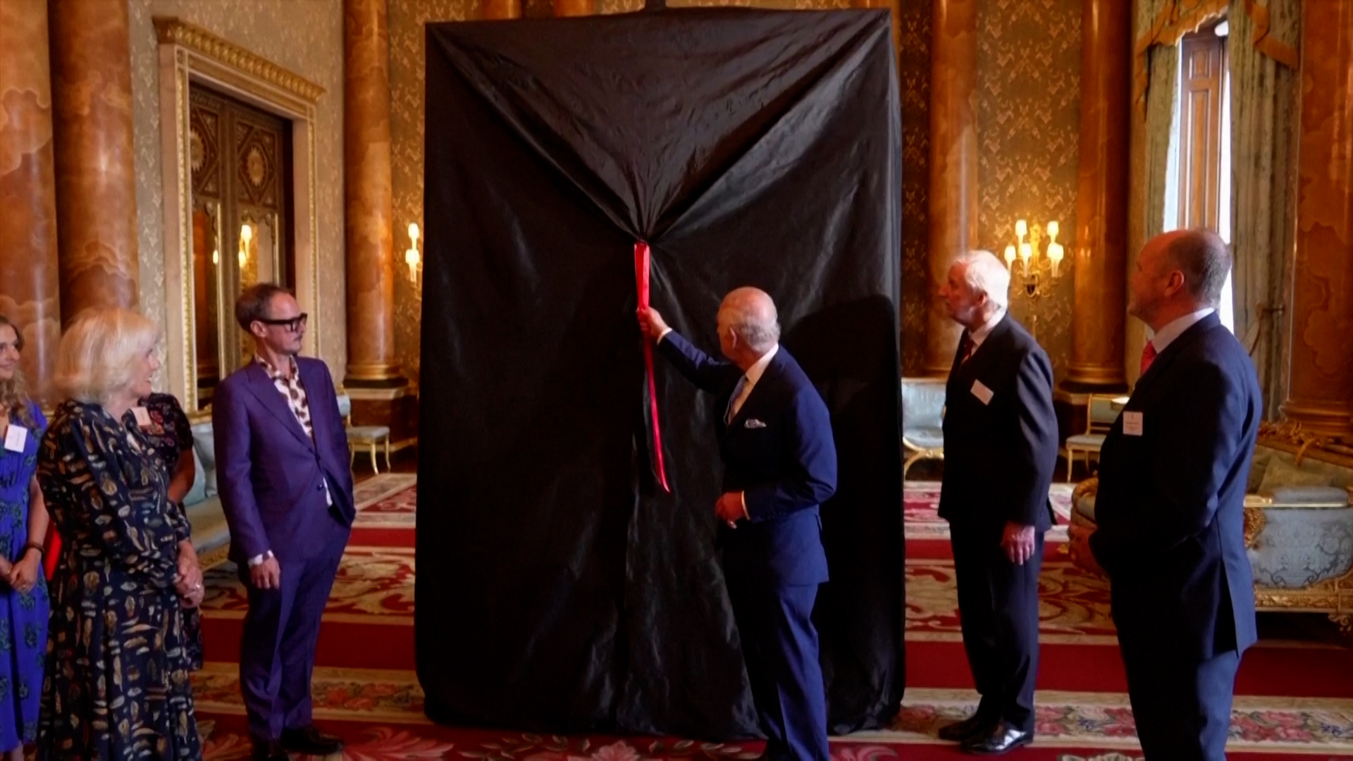 Βίντεο: Ο βασιλιάς Κάρολος αποκάλυψε το πρώτο του πορτρέτο μετά τη στέψη