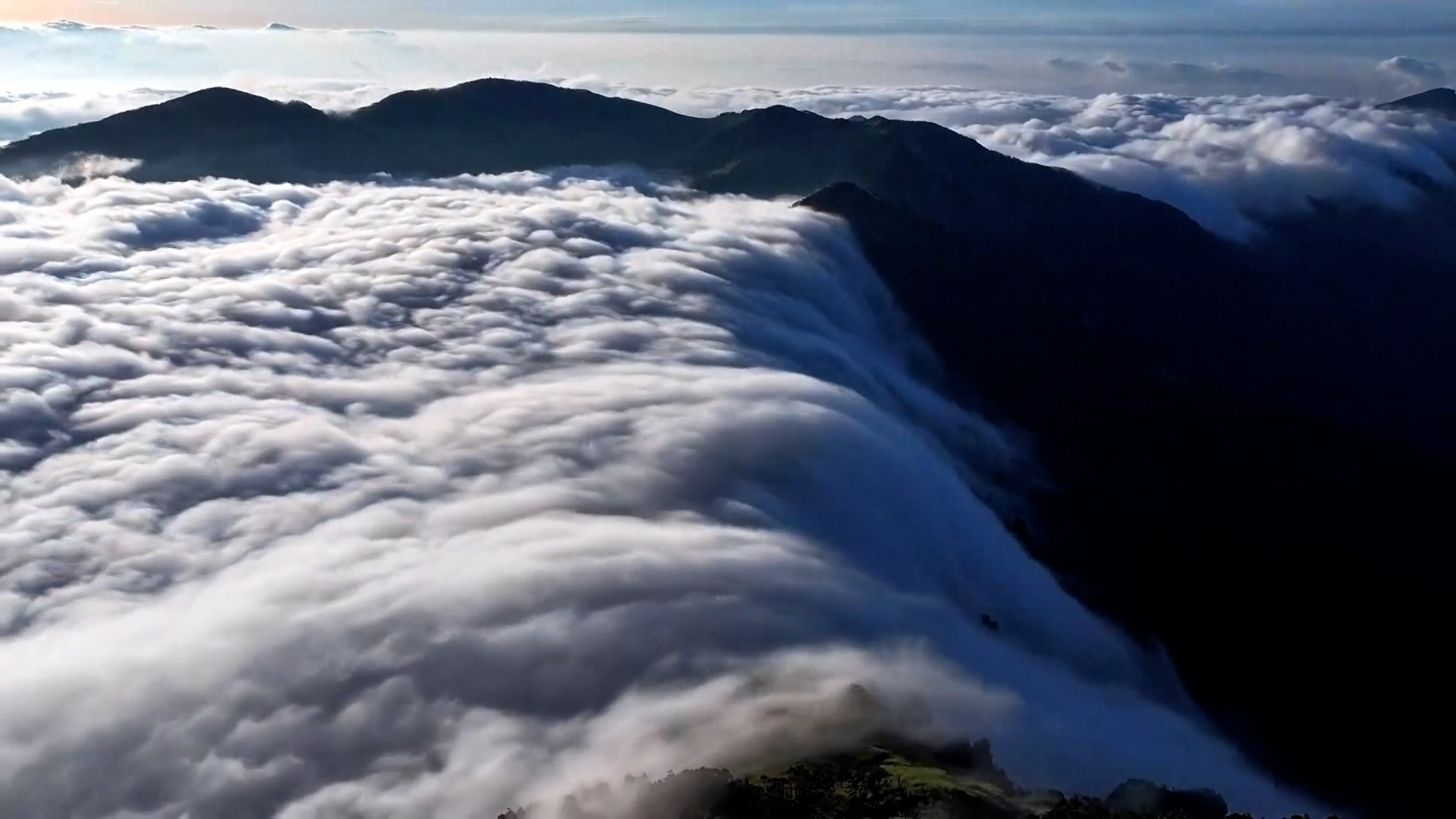 Βίντεο: Σπάνιος «καταρράκτης» σύννεφων σε βουνό της Κίνας