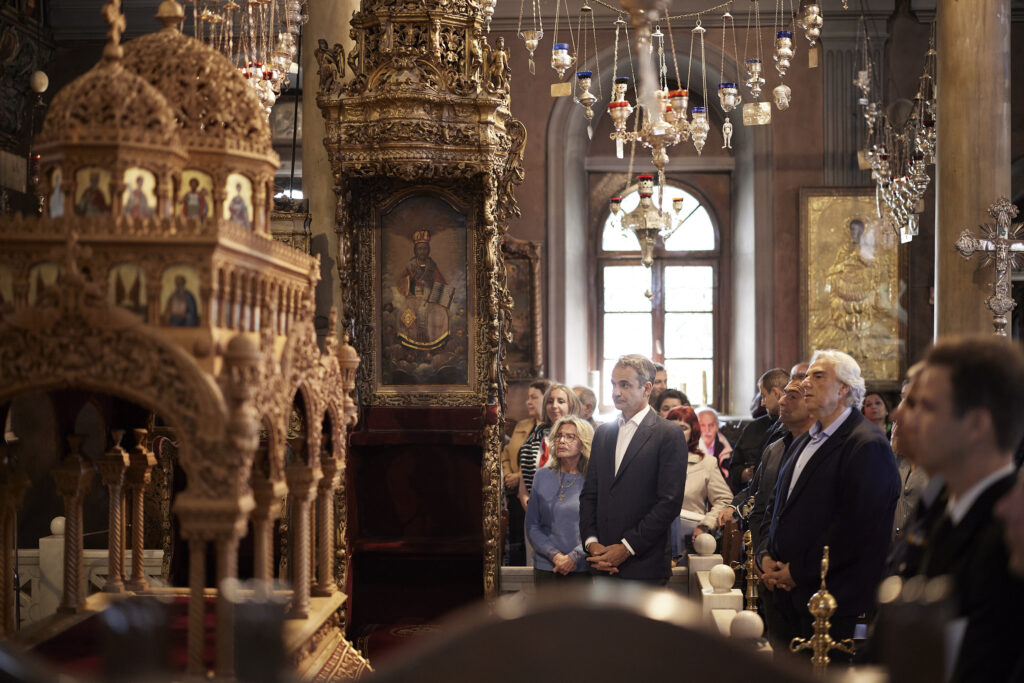 Ο Πρωθυπουργός παρακολούθησε την πρώτη Ανάσταση στην Τήνο – Εικόνες