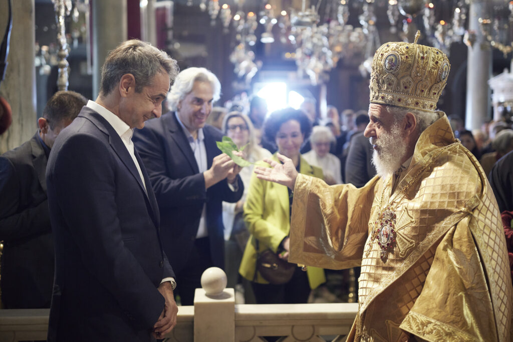 Ο Πρωθυπουργός παρακολούθησε την πρώτη Ανάσταση στην Τήνο – Εικόνες
