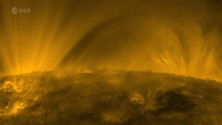 Ηλιακή βροχή, εκρήξεις και το «χνουδωτό» στέμμα του ήλιου – Δείτε τα πλάνα που κατέγραψε το Solar Orbiter