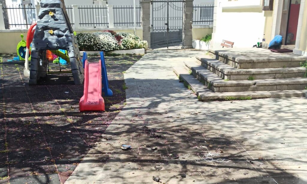 Μήνυση κατά αγνώστων από το δήμο της Λήμνου για καταστροφές σε νηπιαγωγείο από κροτίδες